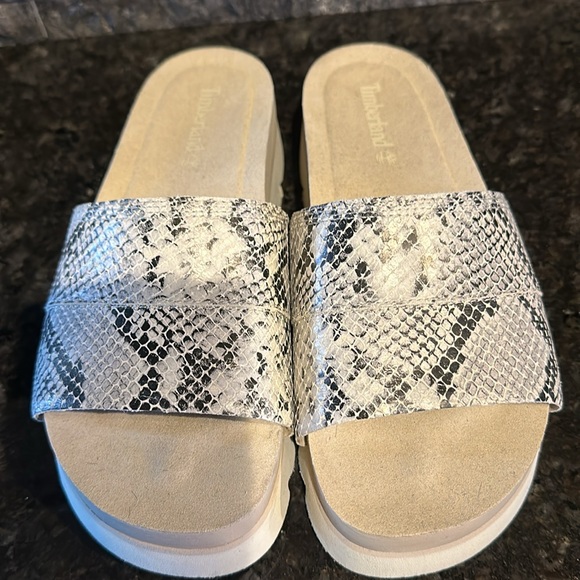Ladies Timberland snake print slip on sandals, size 7, worn once. - Picture 4 of 5